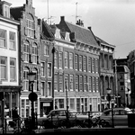 62462 Gezicht op de herstelde voorgevels van enkele huizen aan de de Lichte Gaard te Utrecht, vanaf de Maartensbrug.